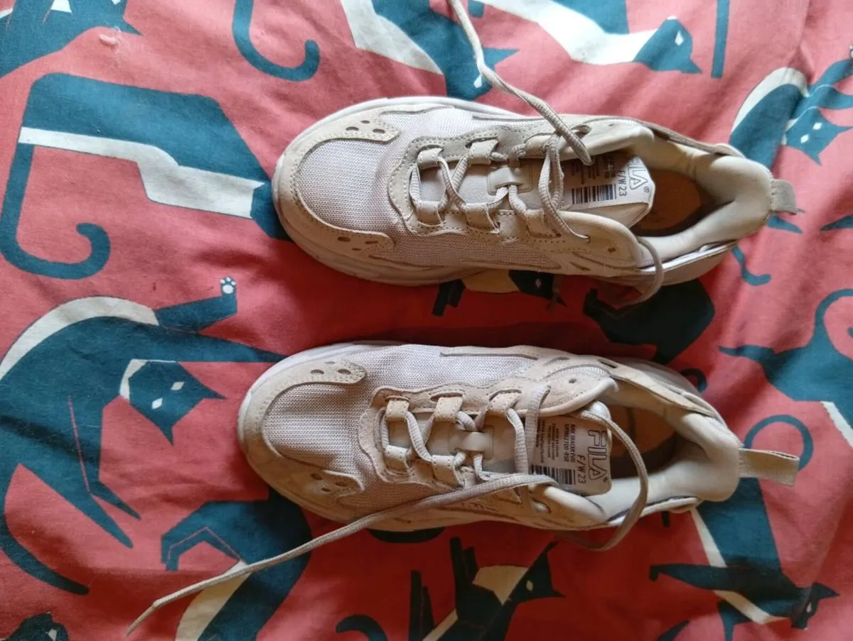 Ladies fila trainers size 5.5 - Image 4