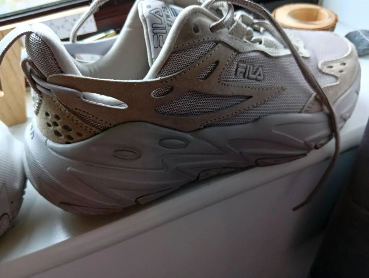 Ladies fila trainers size 5.5 - Image 1