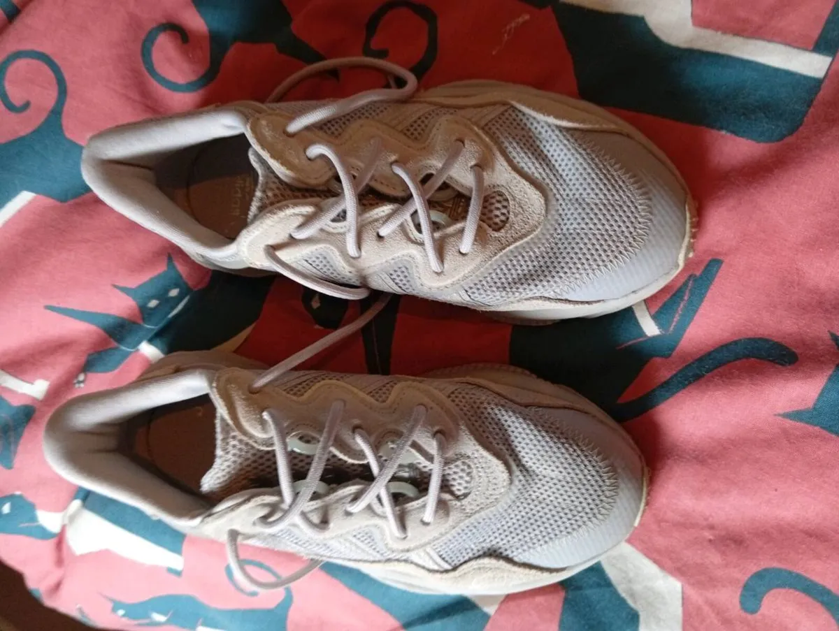 Ladies Adidas ozweego trainers size 5 - Image 4