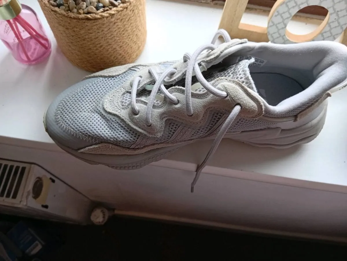 Ladies Adidas ozweego trainers size 5 - Image 2