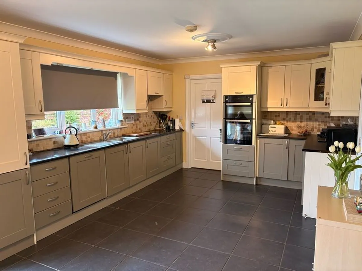 Kitchen cupboard doors and drawer fronts - Image 1