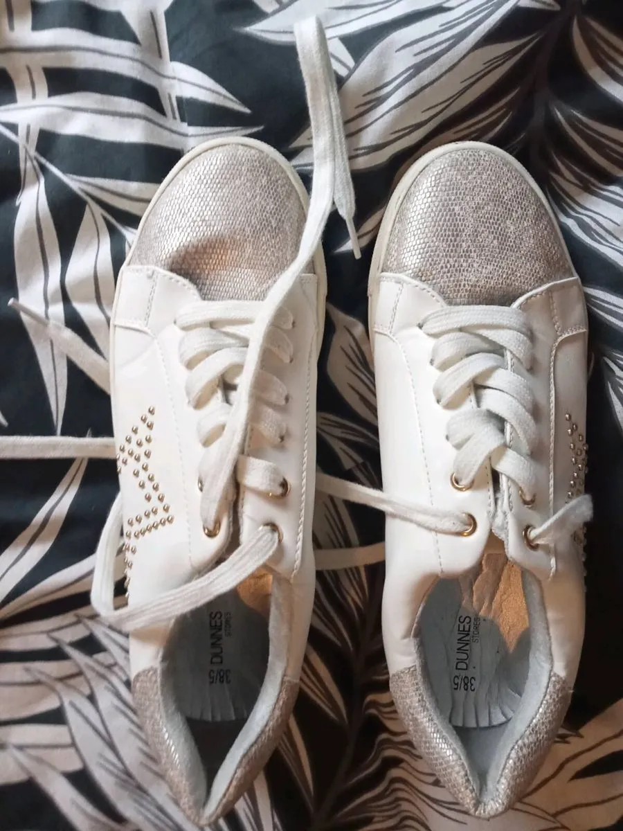Ladies Dunnes trainers size 5 - Image 2