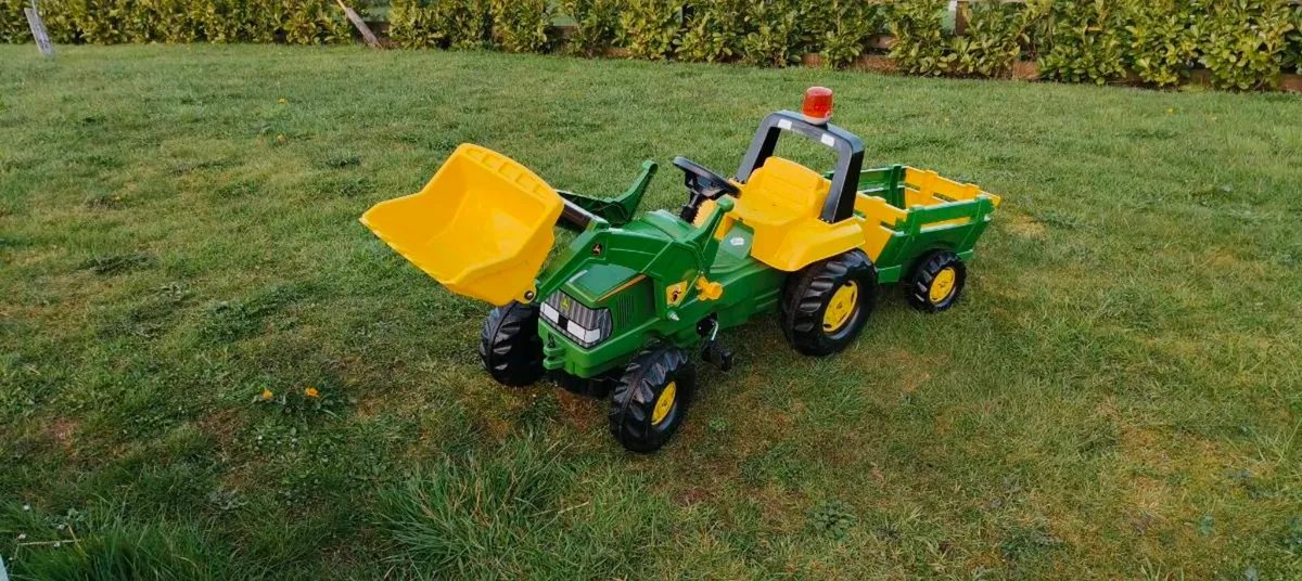 John Deere Tractor with Loader + Trailer + Beacon - Image 1