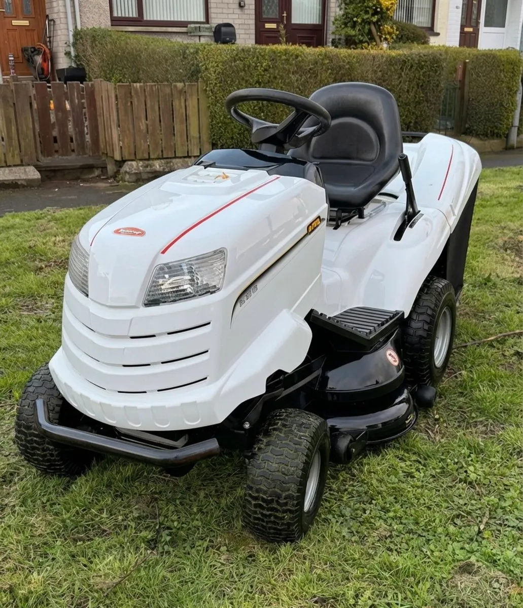 Ride on lawnmower - Image 1