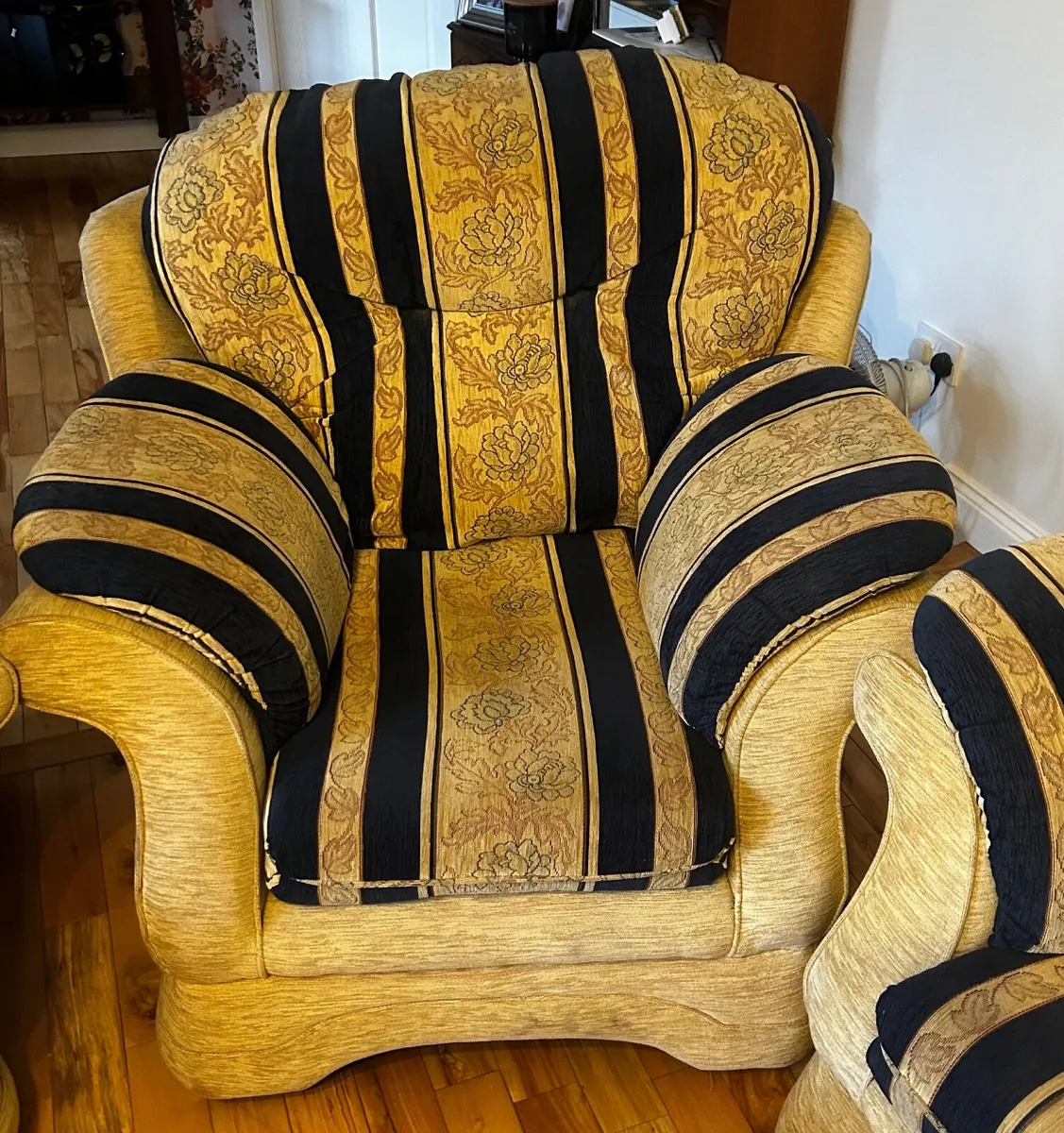 3, 2, 1 suite of furniture - Image 1