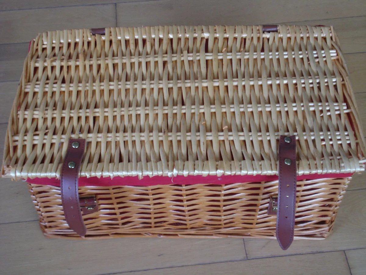 PICNIC/STORAGE/VINTAGE CAR/ WICKER WORK BASKET. - Image 2