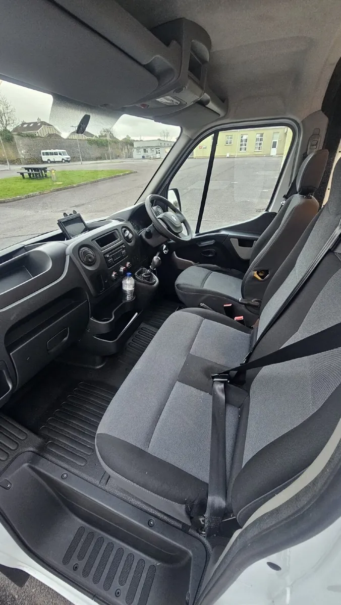 Renault Master Campervan 2019 - Image 2