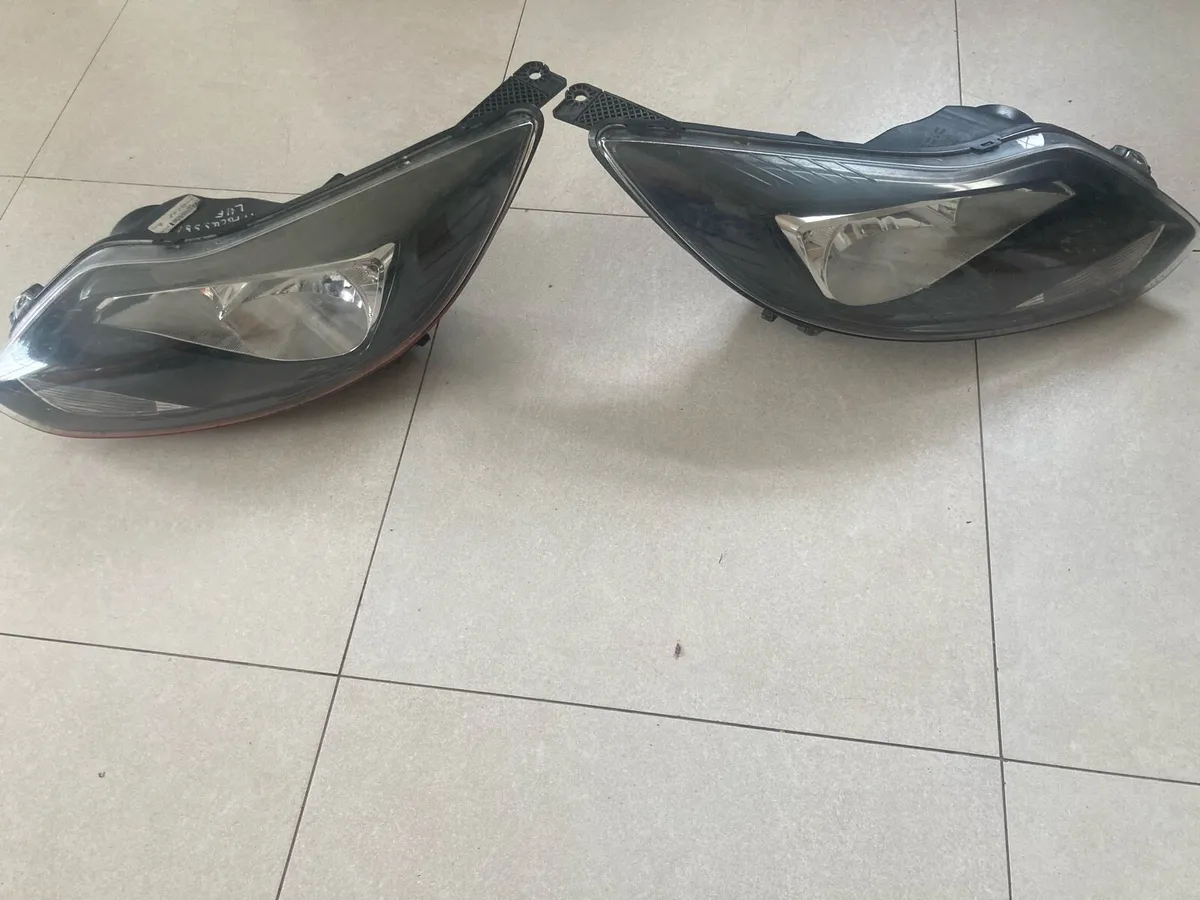 Ford Focus Front Headlights. - Image 1