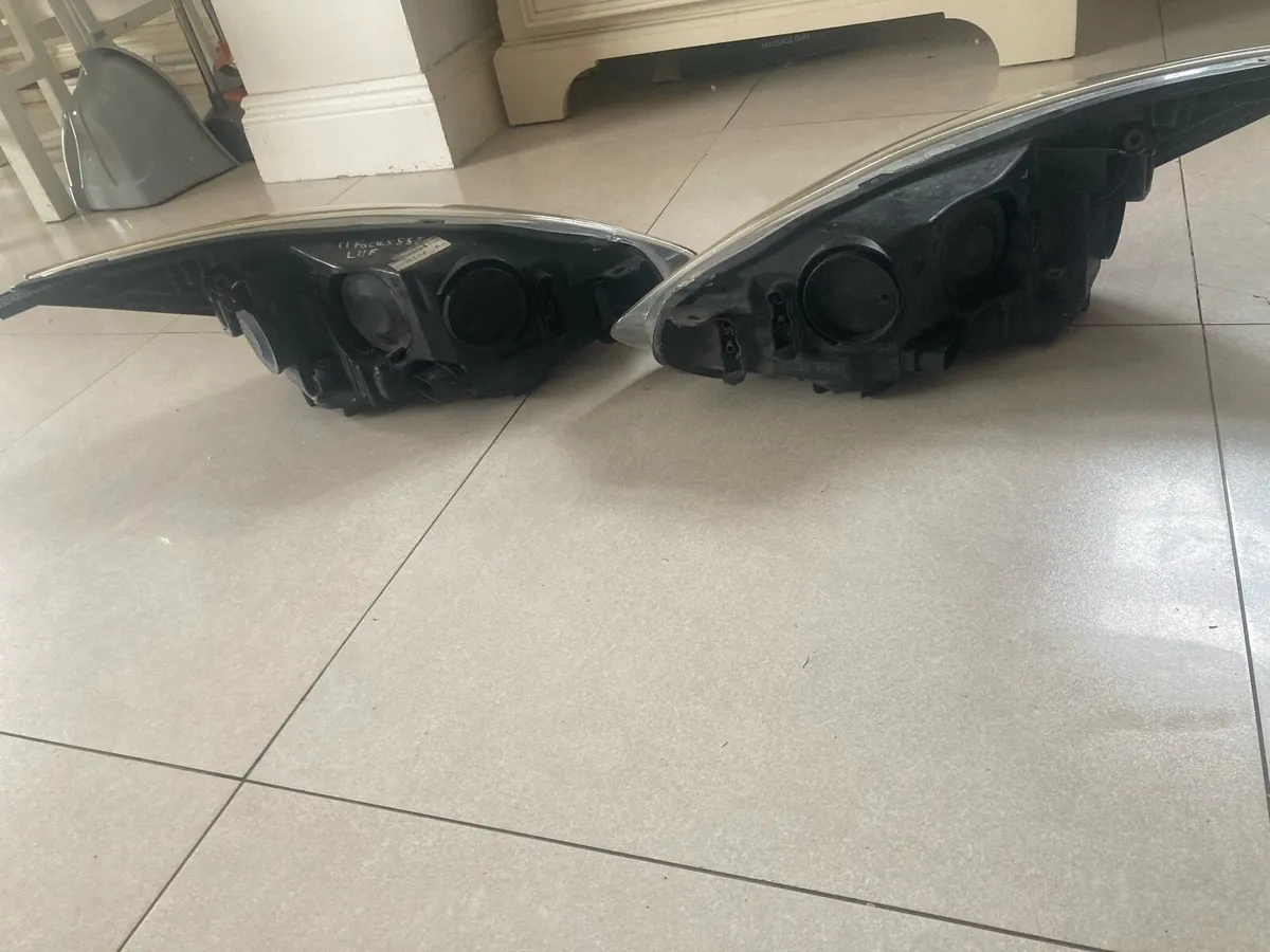 Ford Focus Front Headlights. - Image 2