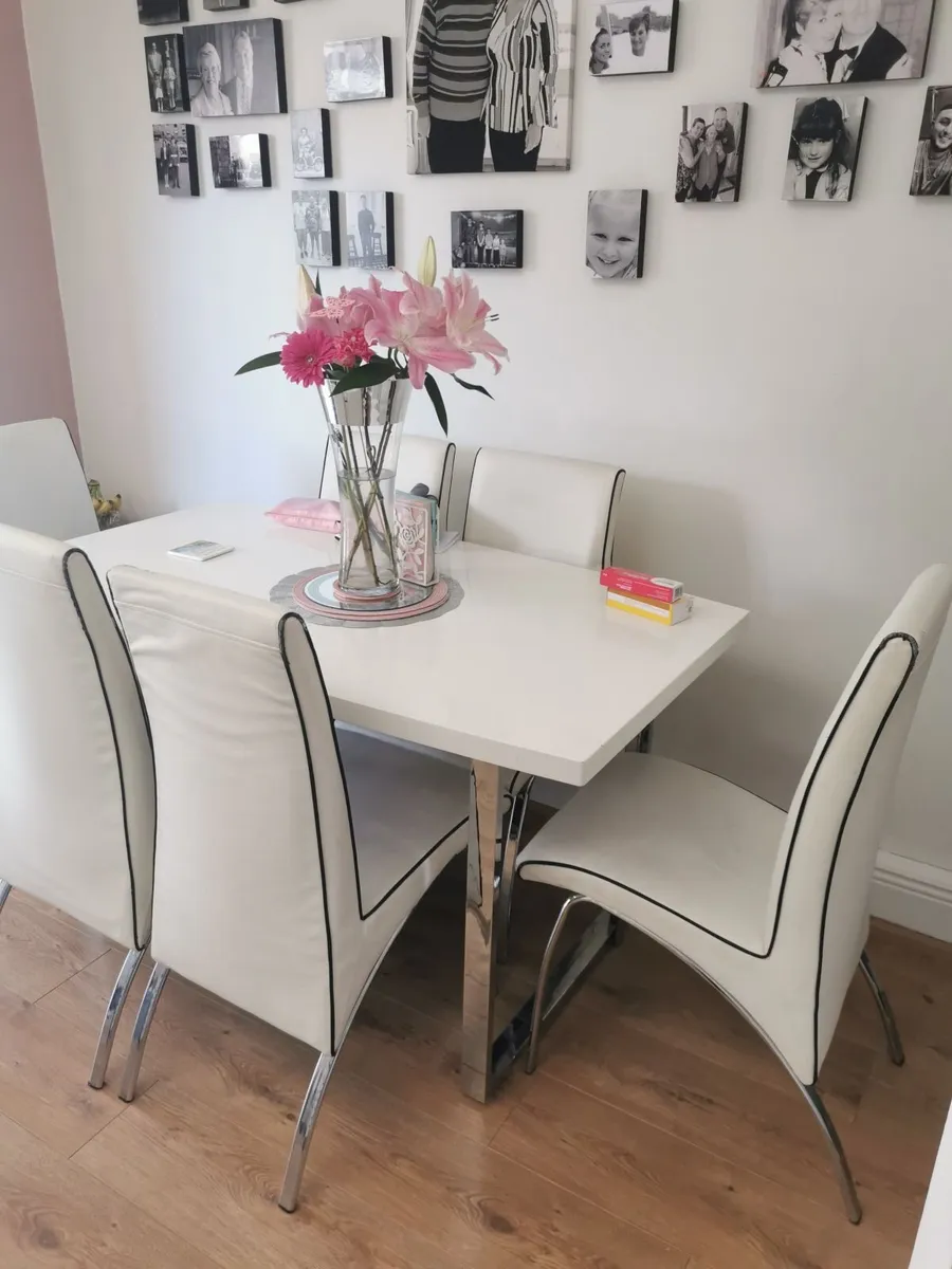 Dining table and chairs - Image 1