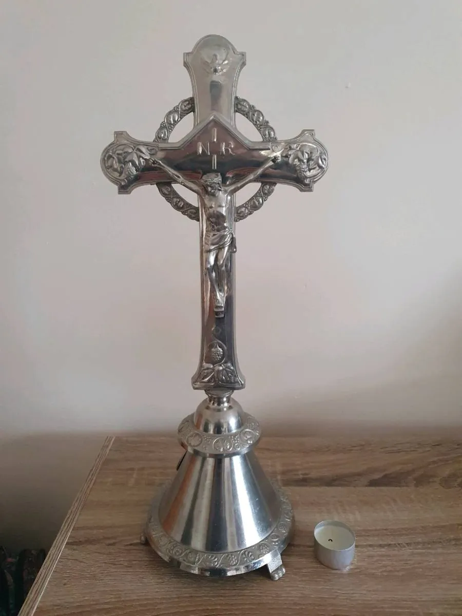 18" Metal Crucifix - Image 1