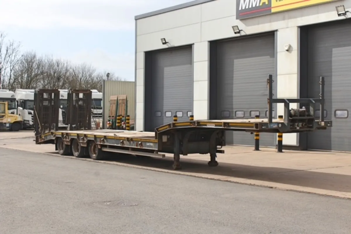 2017 MONTRACOM TRI-AXLE LOW-LOADER TRAILER - Image 1