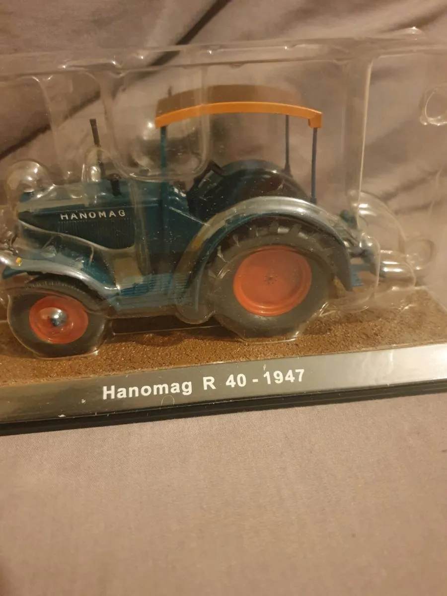 ATLAS EDITIONS 1947 R40 TRACTOR  MINT CONDITION - Image 2
