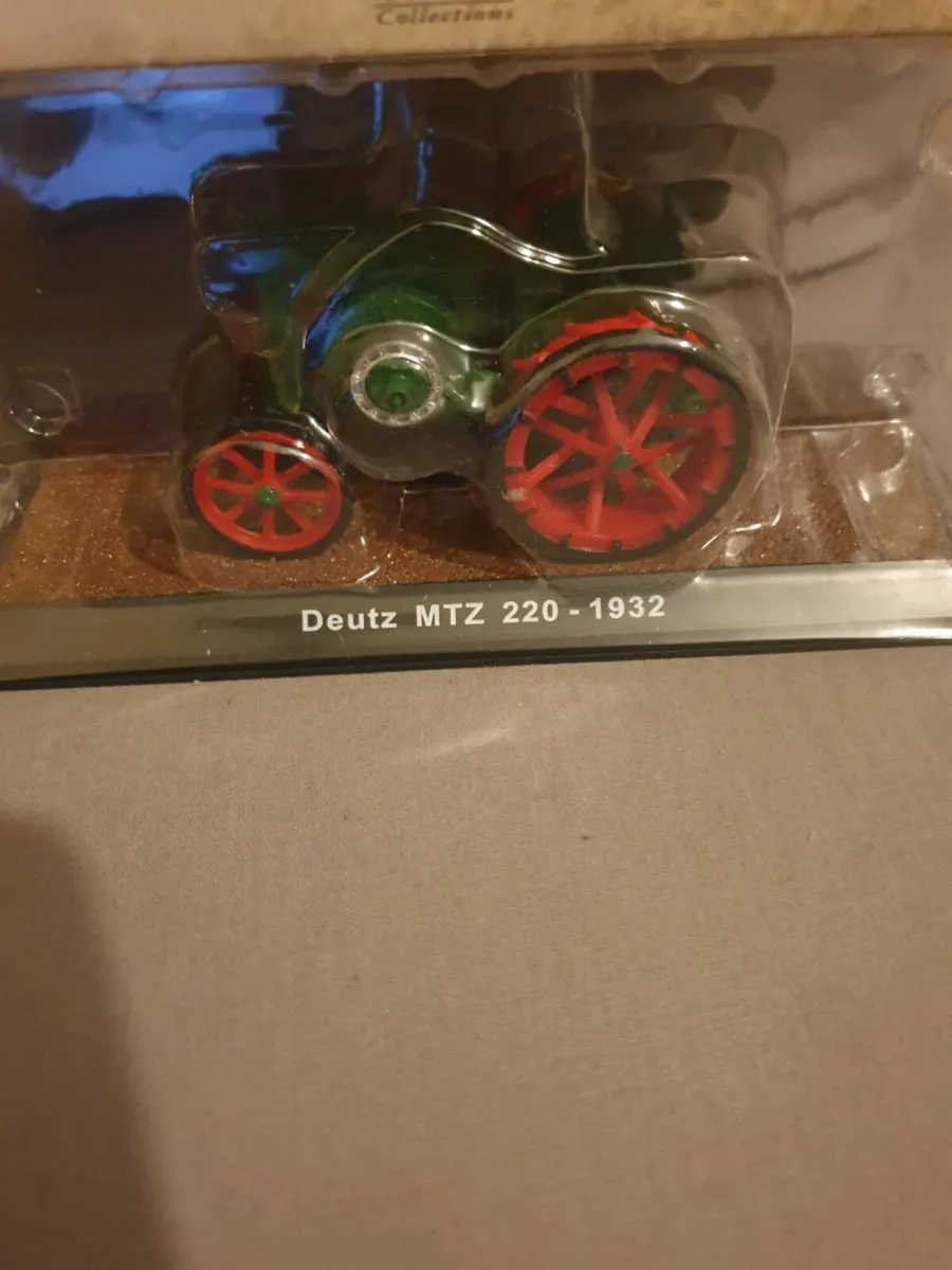 ATLAS . DEUTZ MTZ 220 .TRACTOR 1932 MINT CONDITION - Image 2