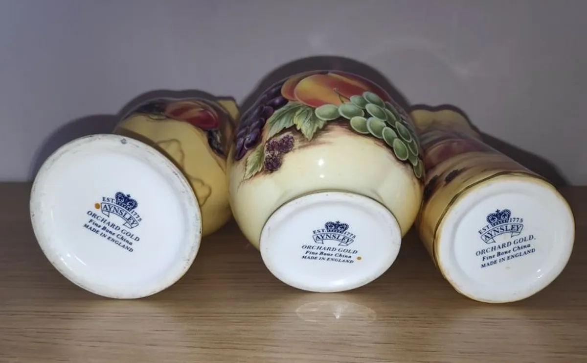 Aynsley Orchard Gold 2 vases and a jar - Image 4