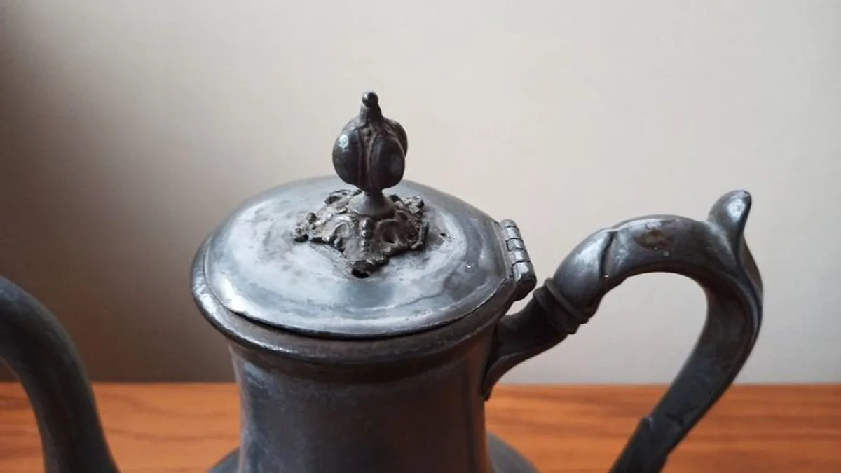 Antique large footed pewter coffee pot by R. Broadhead & Co  Sheffield, England  height 28cm - Image 3