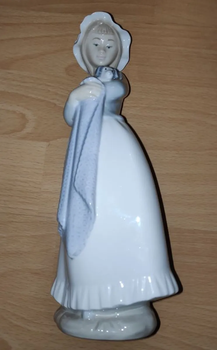 Vintage tall Nao Lladro figurine Girl holding puppy  H 25 cm - Image 4