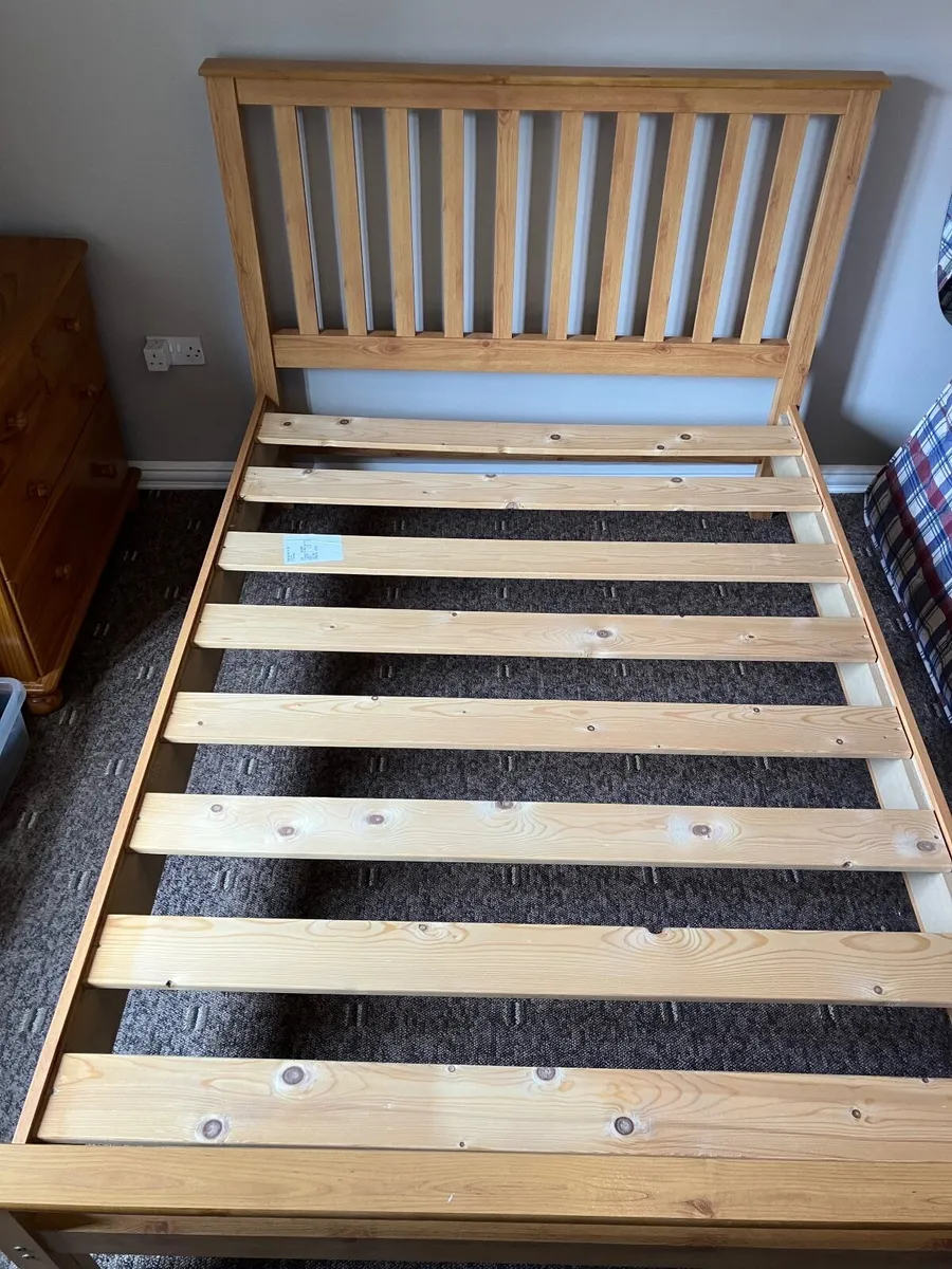 Wooden bed - Image 1