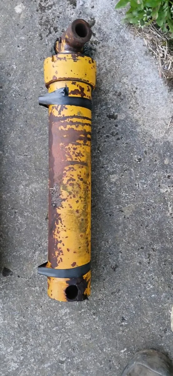 Two hydraulic rams - Image 2