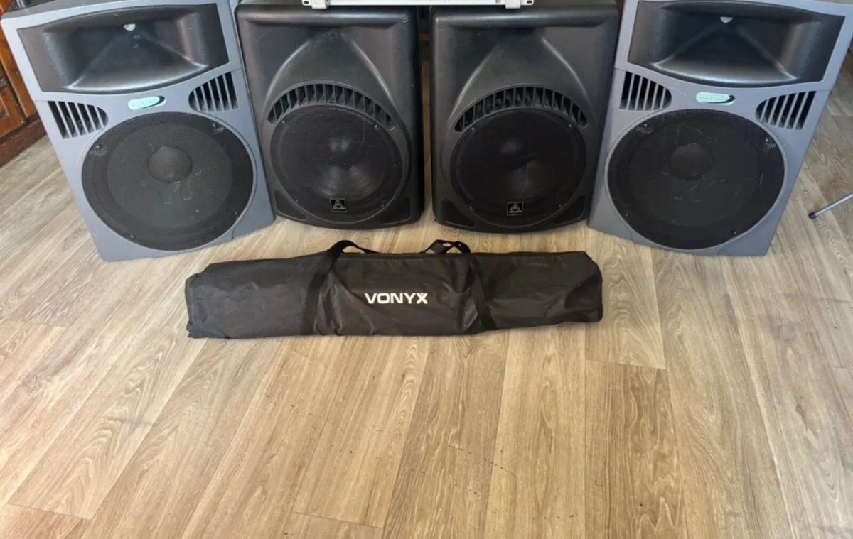 Speakers 🔊 & speaker stands - Image 1