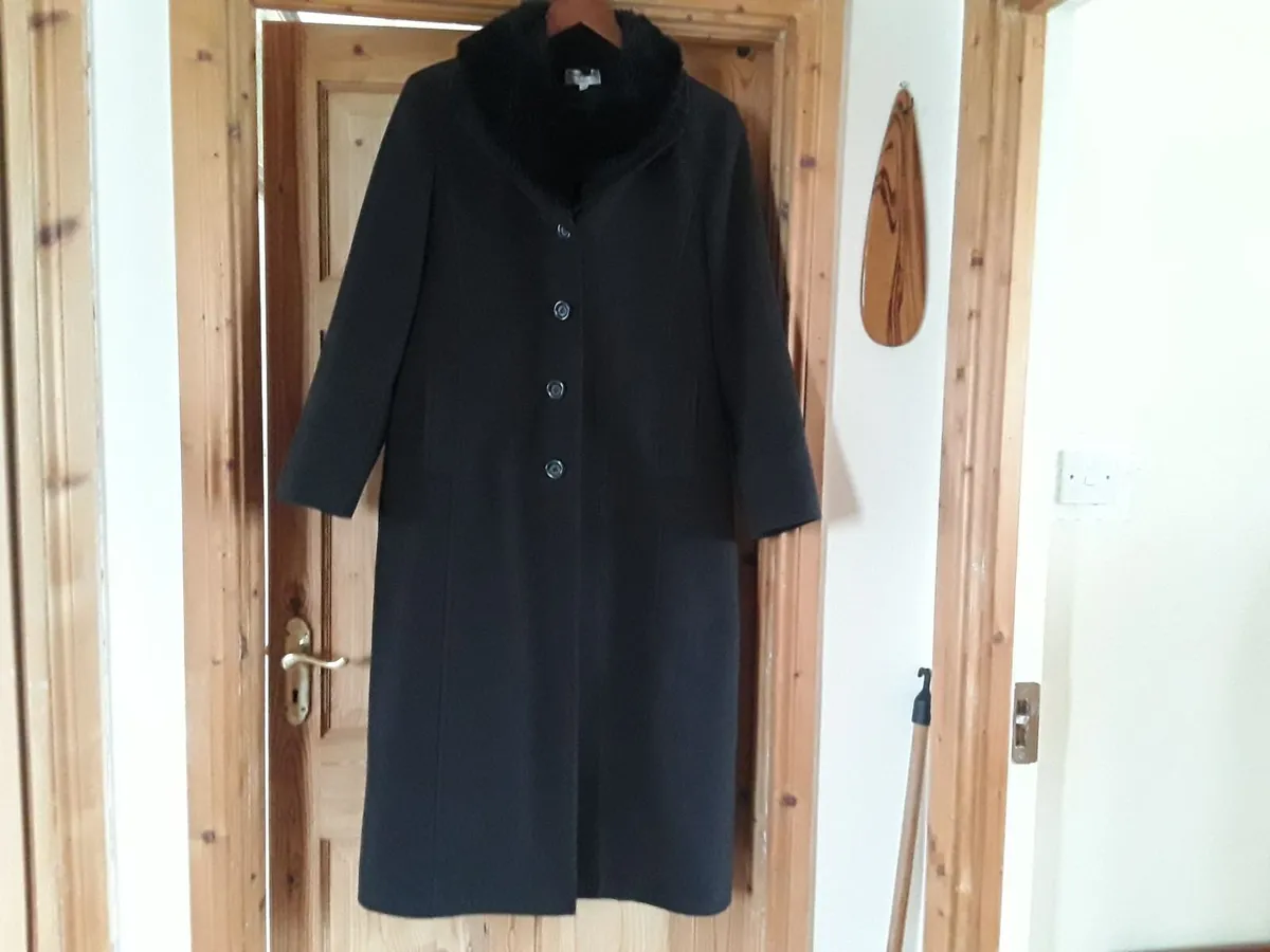 Very heavy as new ladies black coat size 18 - Image 1