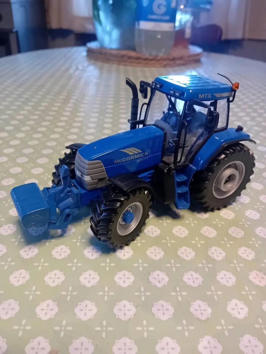 Model tractor 1/32 - Image 1