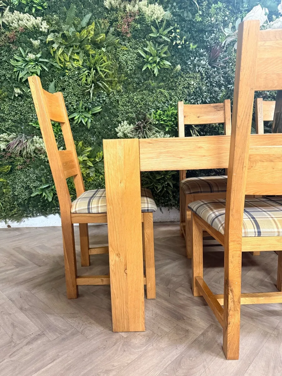 Solid oak kitchen table & 6 chairs - Image 4