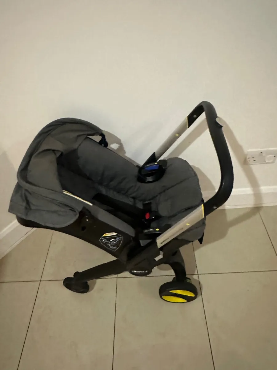 Doona buggy with base - Image 3