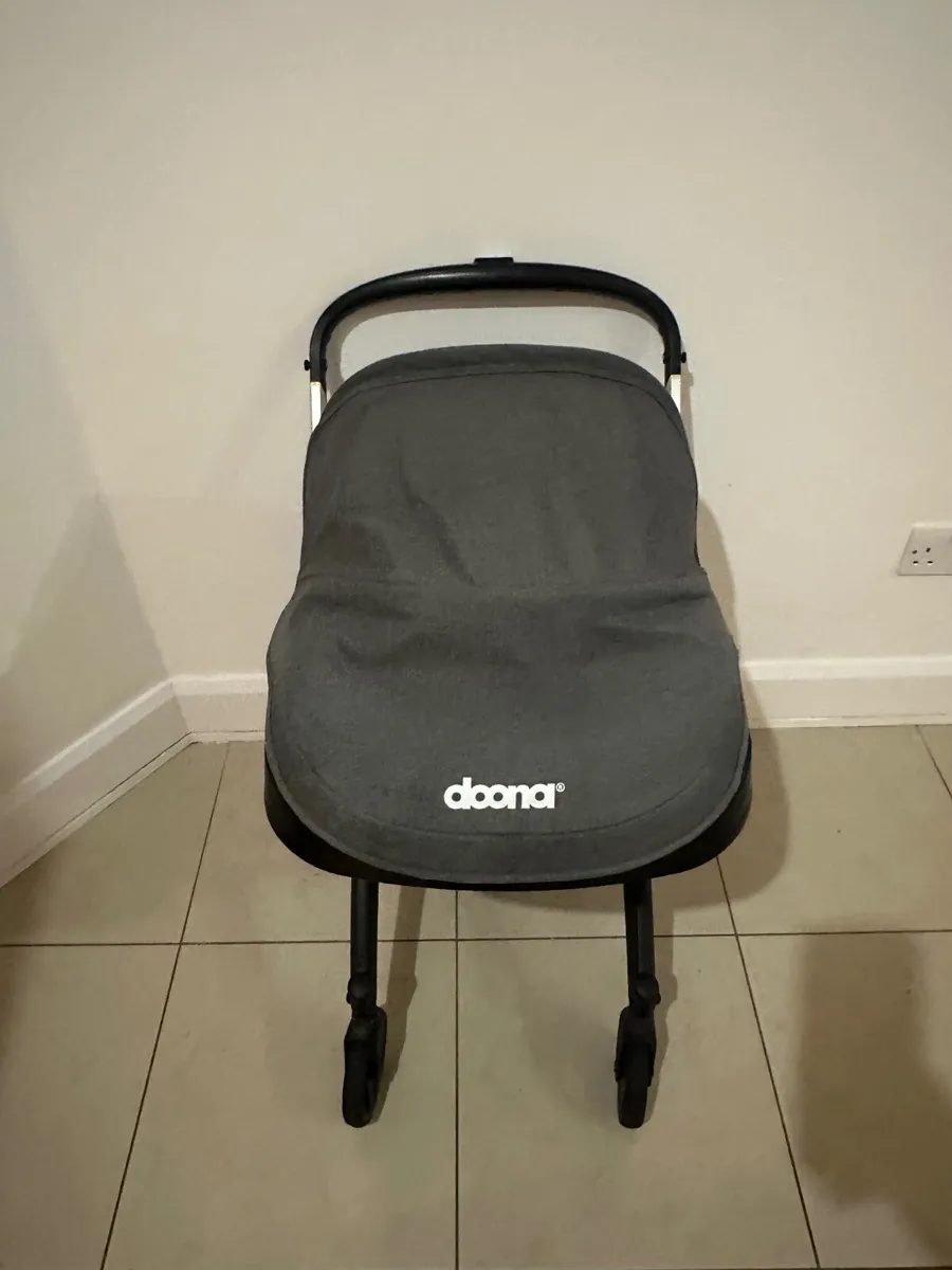 Doona buggy with base - Image 1