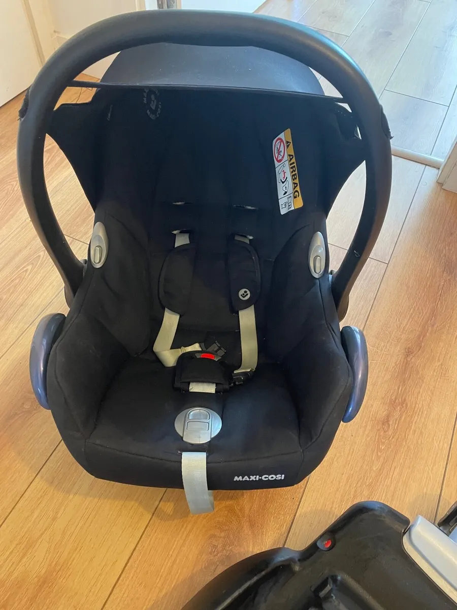 Maxi cosy car seat and base - Image 2