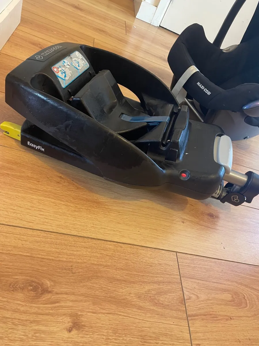 Maxi cosy car seat and base - Image 3