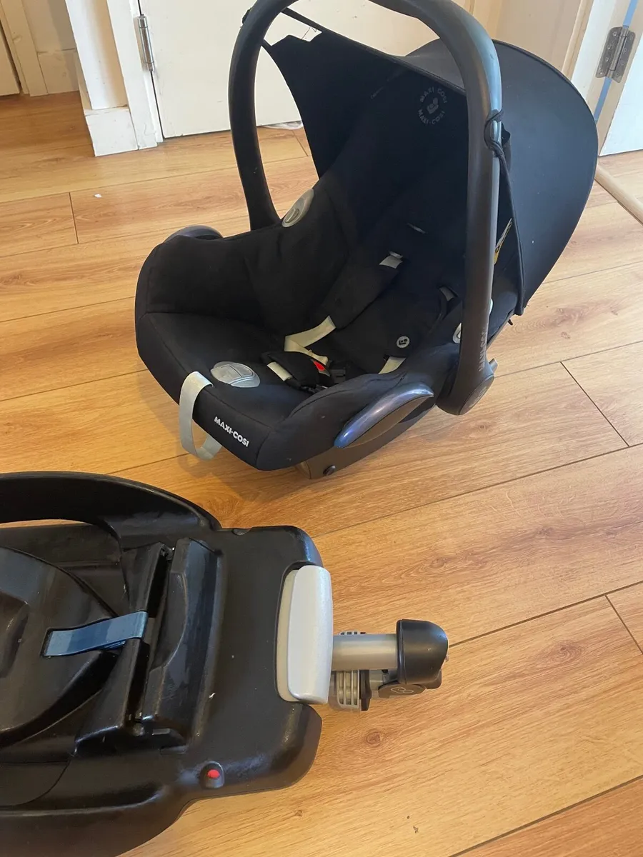Maxi cosy car seat and base - Image 1