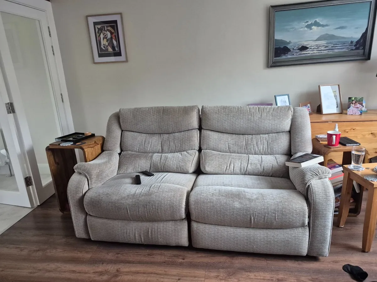 Couch fully reclining electric parker knoll - Image 1