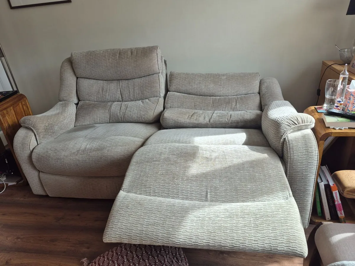 Couch fully reclining electric parker knoll - Image 2