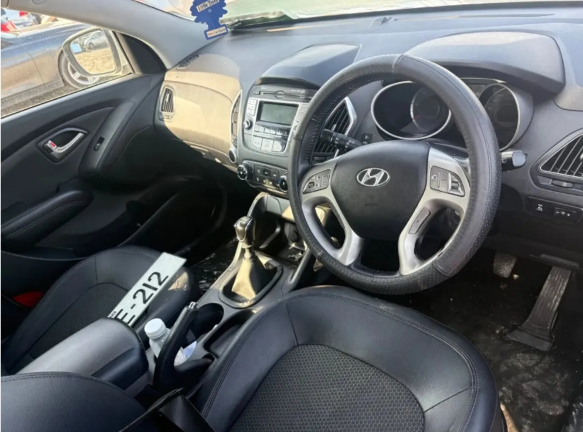132 Hyundai ix35  1.7 diesel driving - Image 3