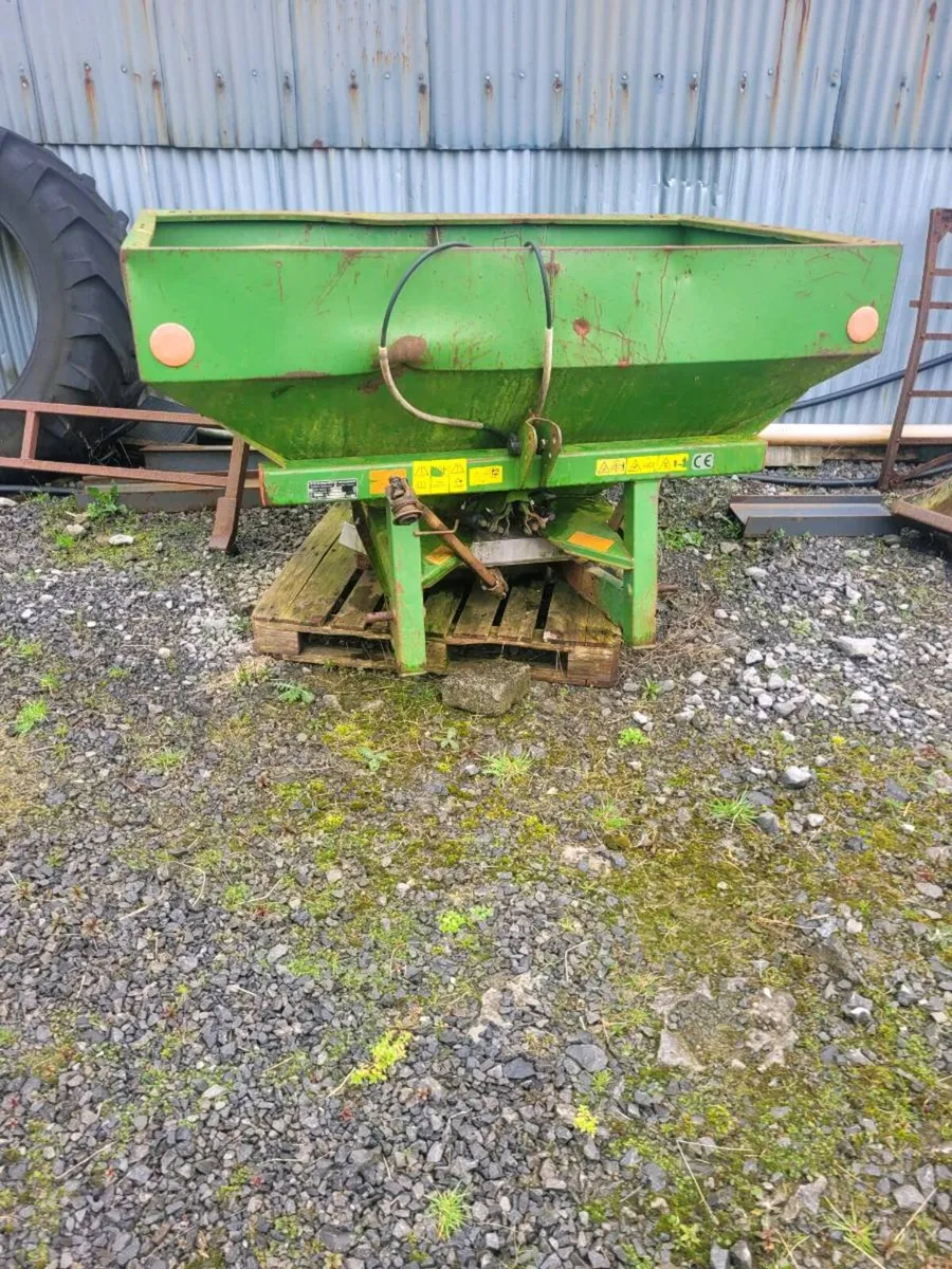 Fertiliser spreader - Image 1
