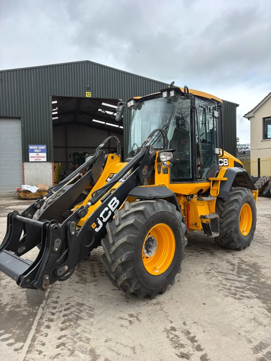 Jcb 411 - Image 1