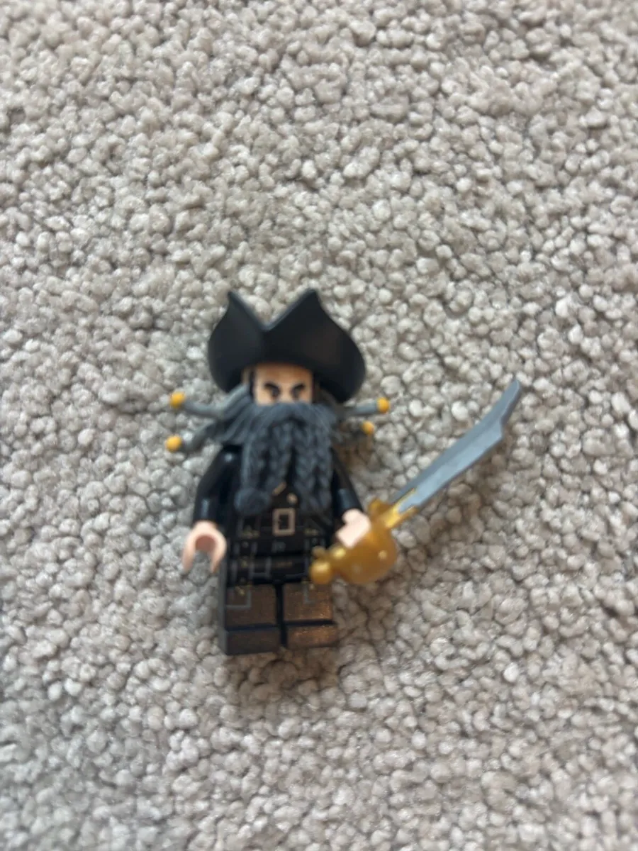 Lego Pirates of the Caribbean Queen Anne’s Revenge - Image 4