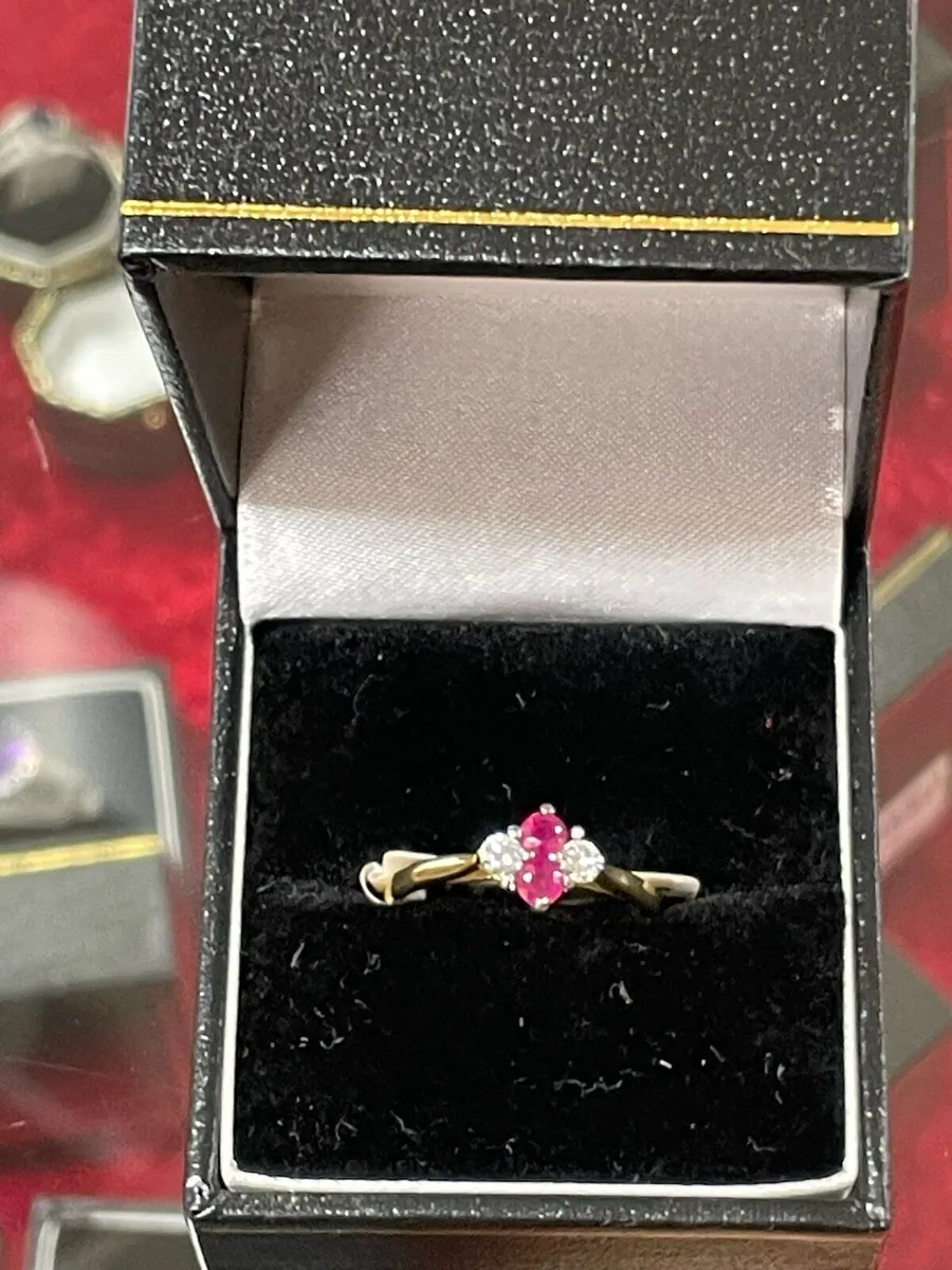 18k gold ring with rubies and diamonds - Image 2