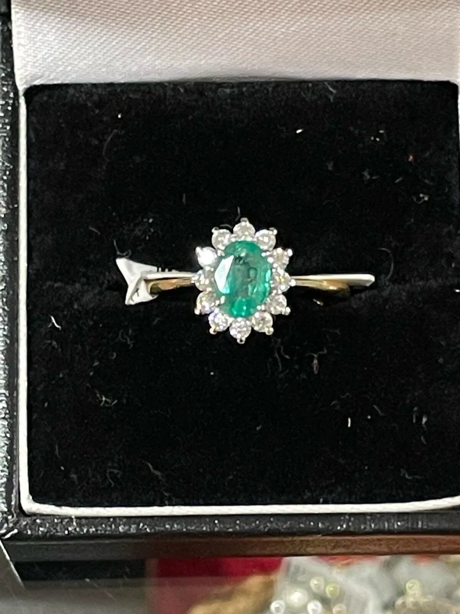 18k gold ring with emerald and diamonds - Image 1