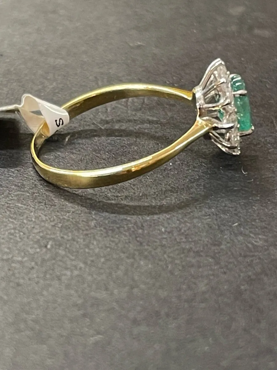 18k gold ring with emerald and diamonds - Image 4