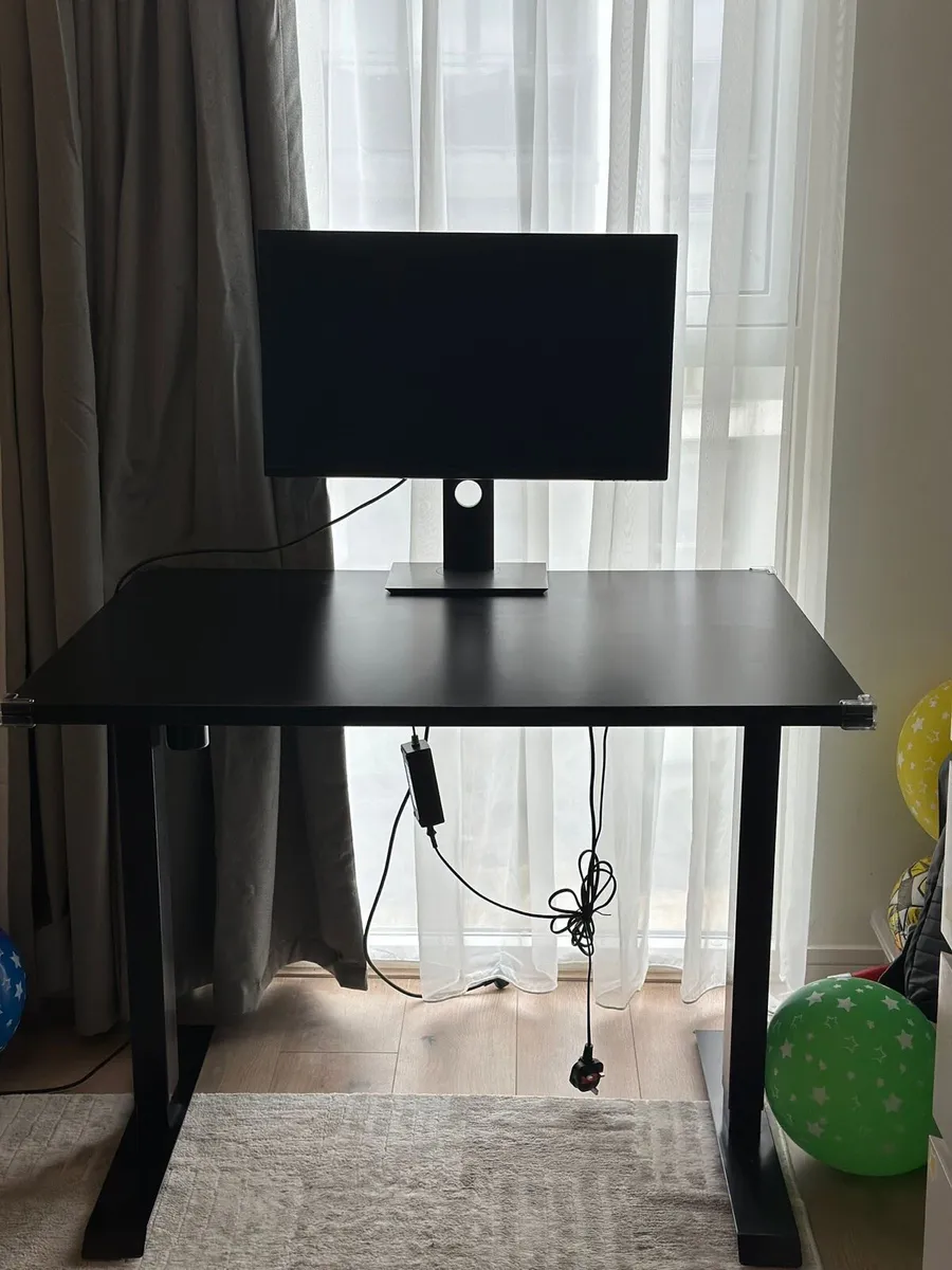 Desk and office chair - Image 1