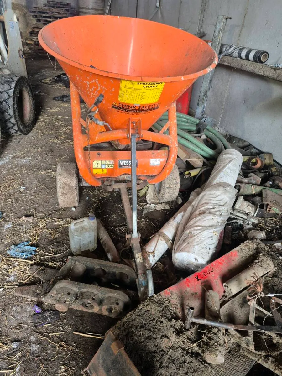 Fertiliser spreader quad - Image 2