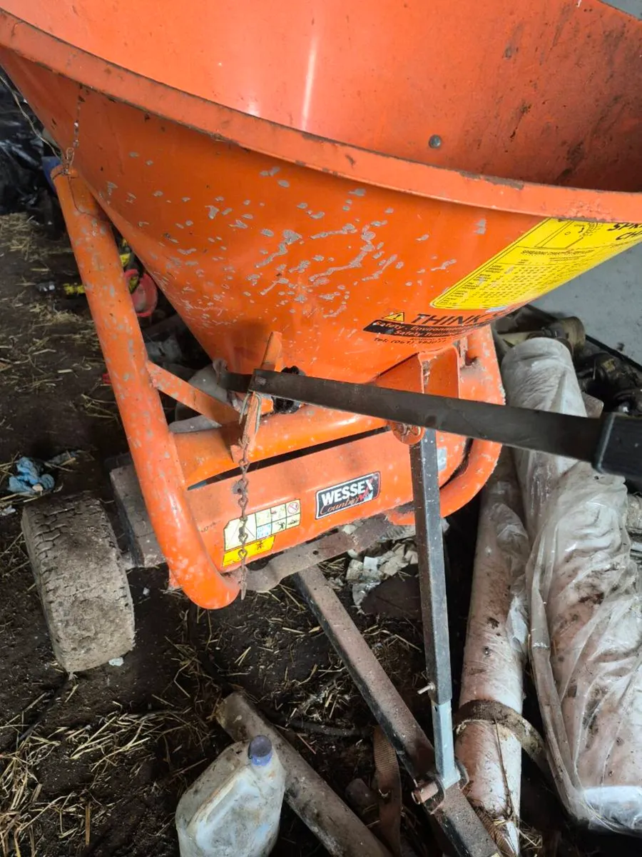 Fertiliser spreader quad - Image 3