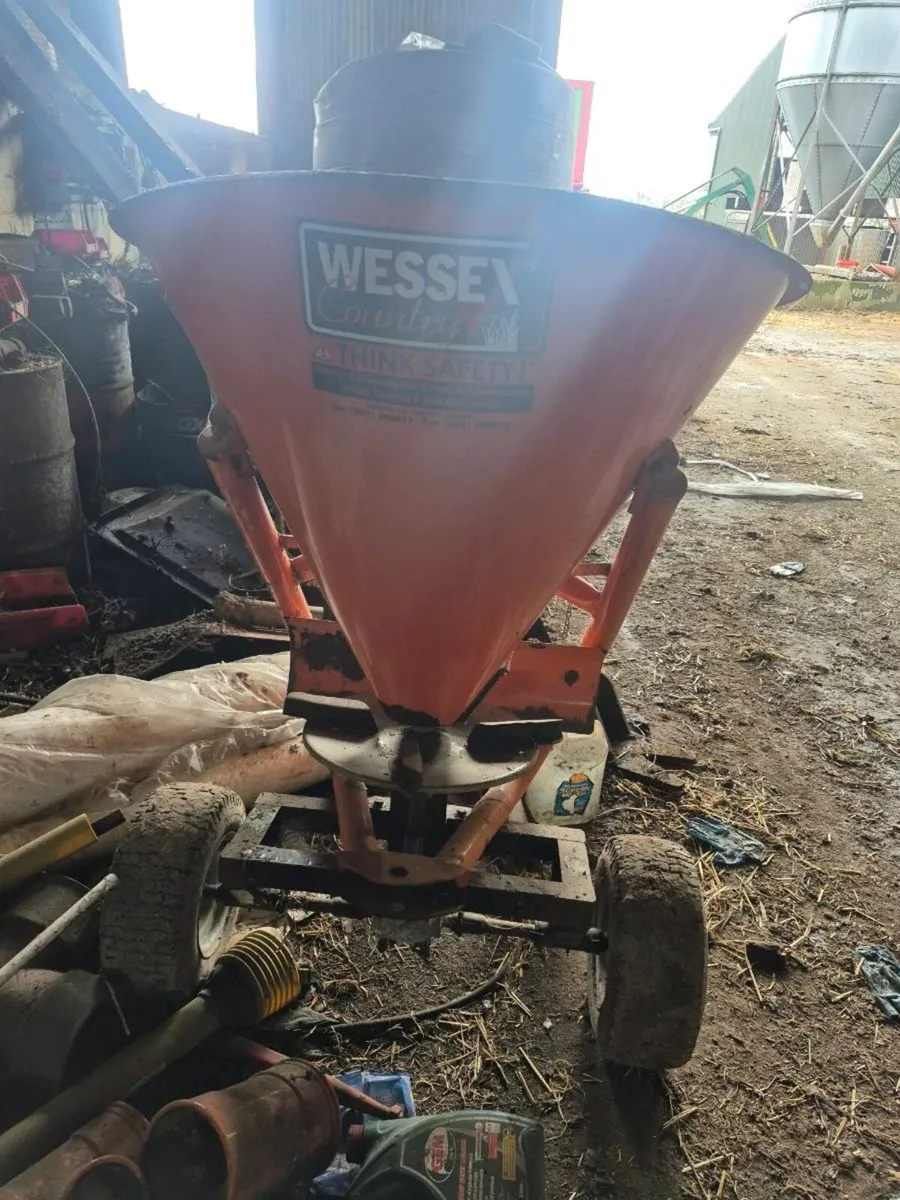 Fertiliser spreader quad - Image 4