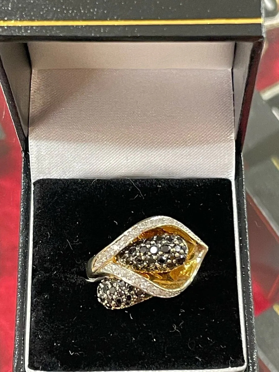 9k gold ring with diamonds and black stones - Image 1