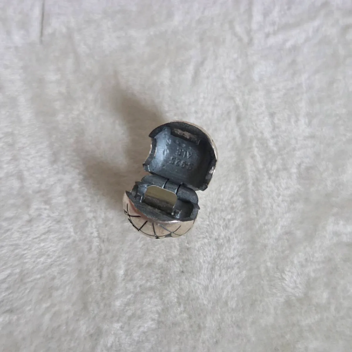 Pandora the world globe charm clip - Image 4