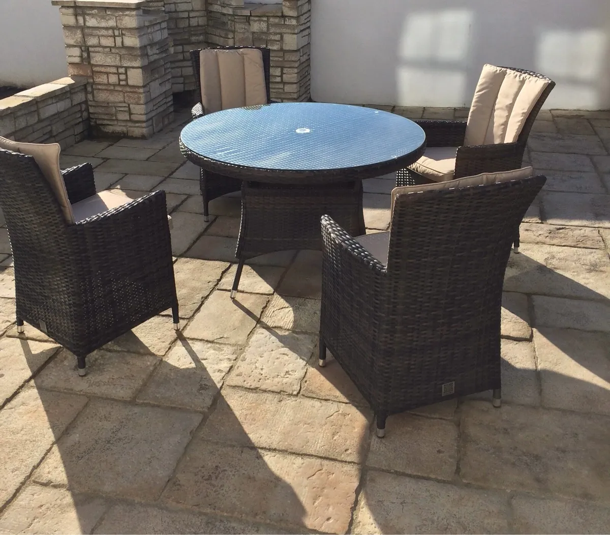 1 x Rattan LA 4 Seat Round Dining Set