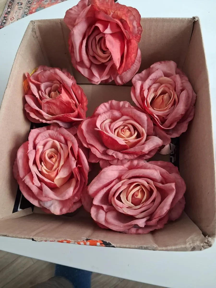 Curtain Tie Backs in the form of Roses - Image 1