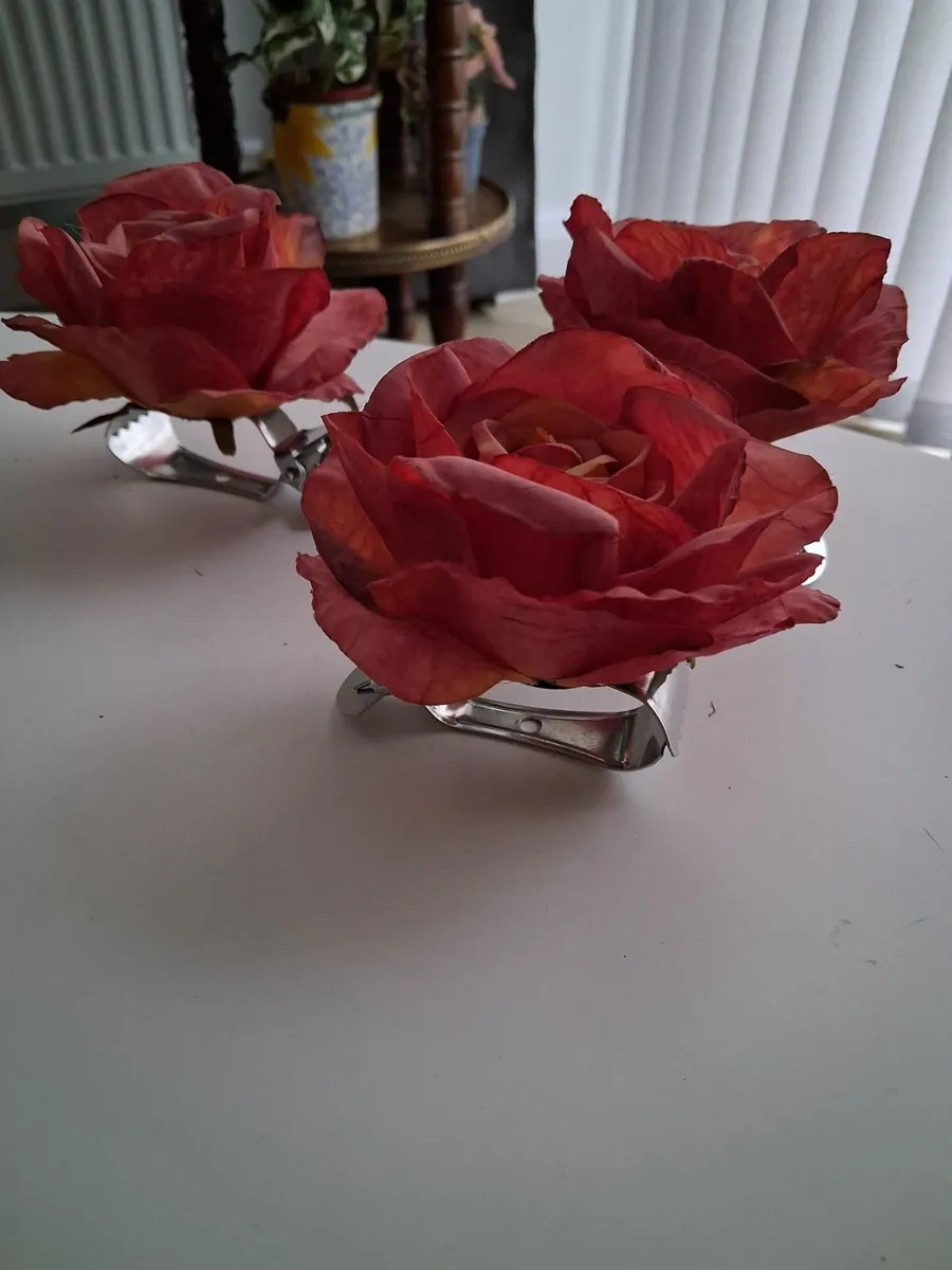 Curtain Tie Backs in the form of Roses - Image 3